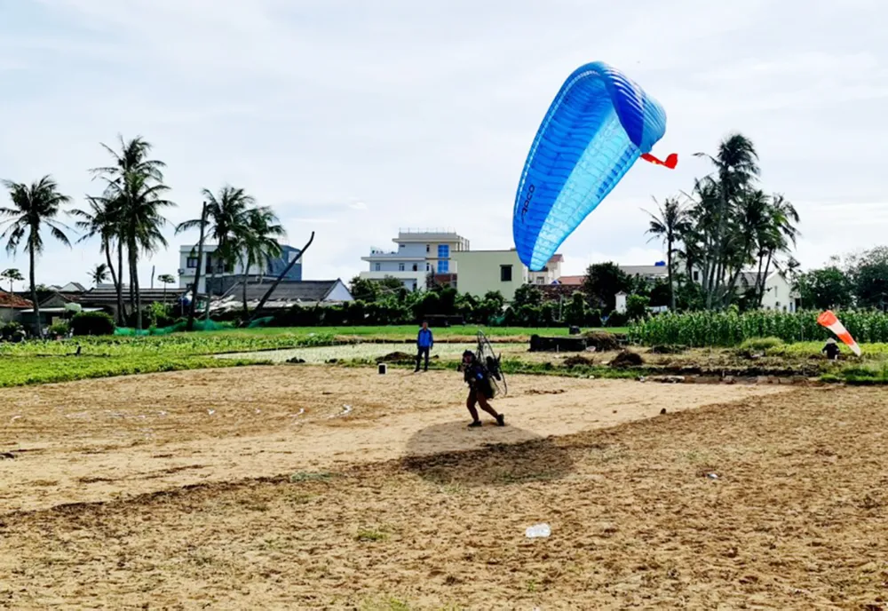 Các phi công dù lượn bắt đầu đua tài ở đỉnh núi Thới Lới, đảo Lý Sơn ảnh 14 Các phi công dù lượn bắt đầu đua tài ở đỉnh núi Thới Lới, đảo Lý Sơn ảnh 14