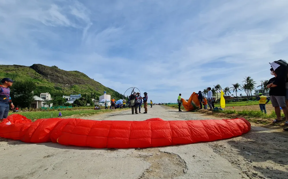 Các phi công dù lượn bắt đầu đua tài ở đỉnh núi Thới Lới, đảo Lý Sơn ảnh 2 Các phi công dù lượn bắt đầu đua tài ở đỉnh núi Thới Lới, đảo Lý Sơn ảnh 2