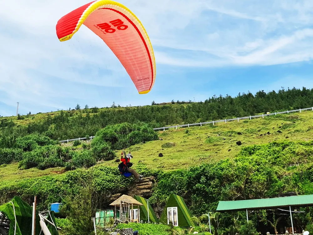 Các phi công dù lượn bắt đầu đua tài ở đỉnh núi Thới Lới, đảo Lý Sơn ảnh 10 Các phi công dù lượn bắt đầu đua tài ở đỉnh núi Thới Lới, đảo Lý Sơn ảnh 10