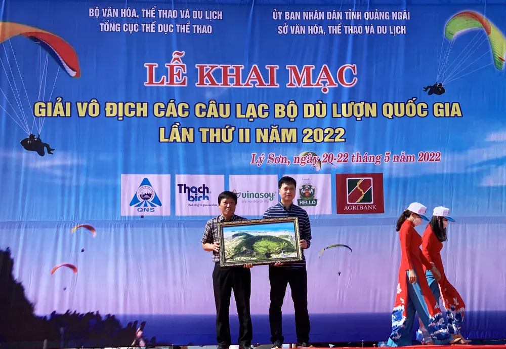 Các phi công dù lượn bắt đầu đua tài ở đỉnh núi Thới Lới, đảo Lý Sơn ảnh 13 Các phi công dù lượn bắt đầu đua tài ở đỉnh núi Thới Lới, đảo Lý Sơn ảnh 13