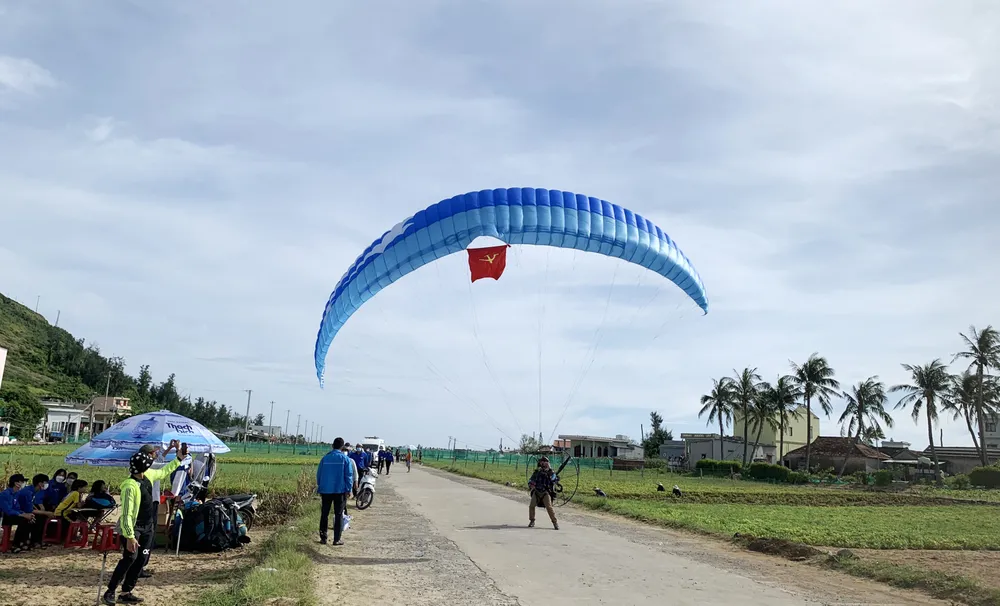 Các phi công dù lượn bắt đầu đua tài ở đỉnh núi Thới Lới, đảo Lý Sơn ảnh 5 Các phi công dù lượn bắt đầu đua tài ở đỉnh núi Thới Lới, đảo Lý Sơn ảnh 5