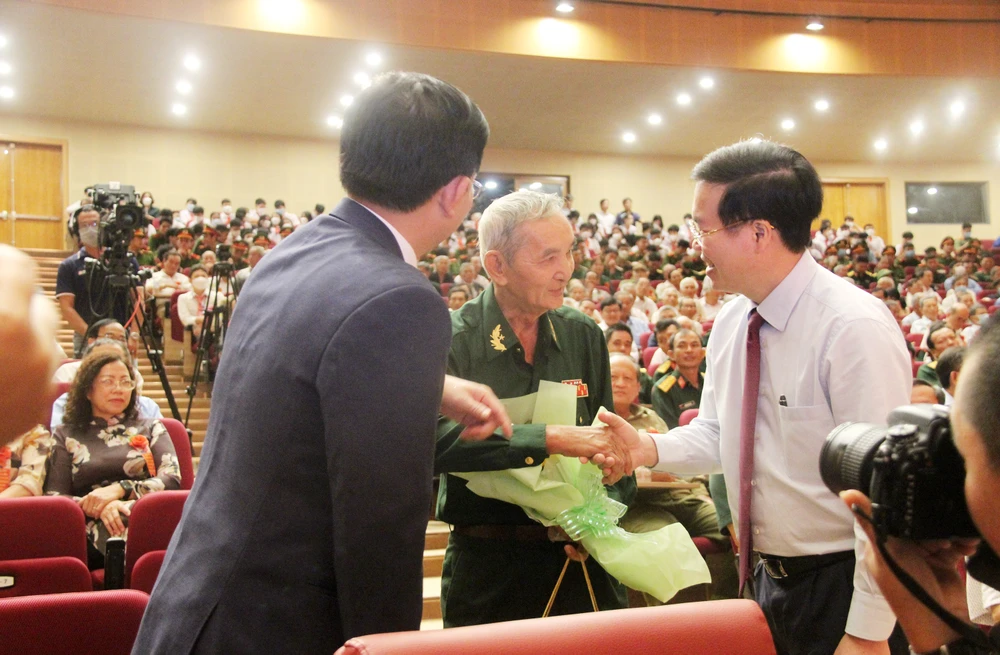 Đồng chí Võ Văn Thưởng trao quà cho người có công với cách mạng tỉnh Bình Định ảnh 9 Đồng chí Võ Văn Thưởng trao quà cho người có công với cách mạng tỉnh Bình Định ảnh 9