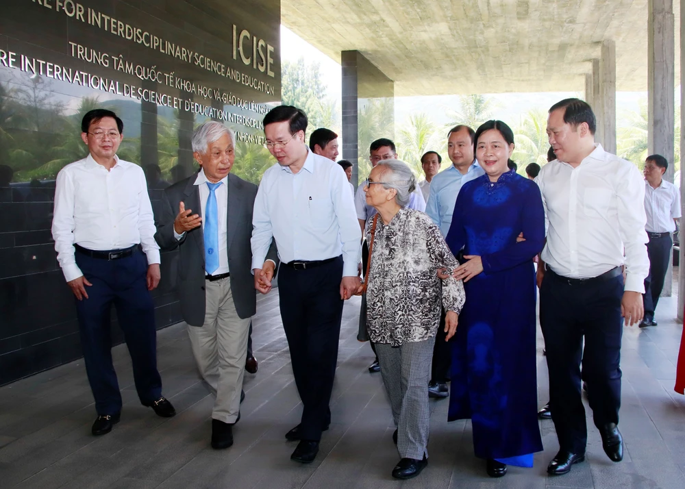 Đồng chí Võ Văn Thưởng trao quà cho người có công với cách mạng tỉnh Bình Định ảnh 13 Đồng chí Võ Văn Thưởng trao quà cho người có công với cách mạng tỉnh Bình Định ảnh 13
