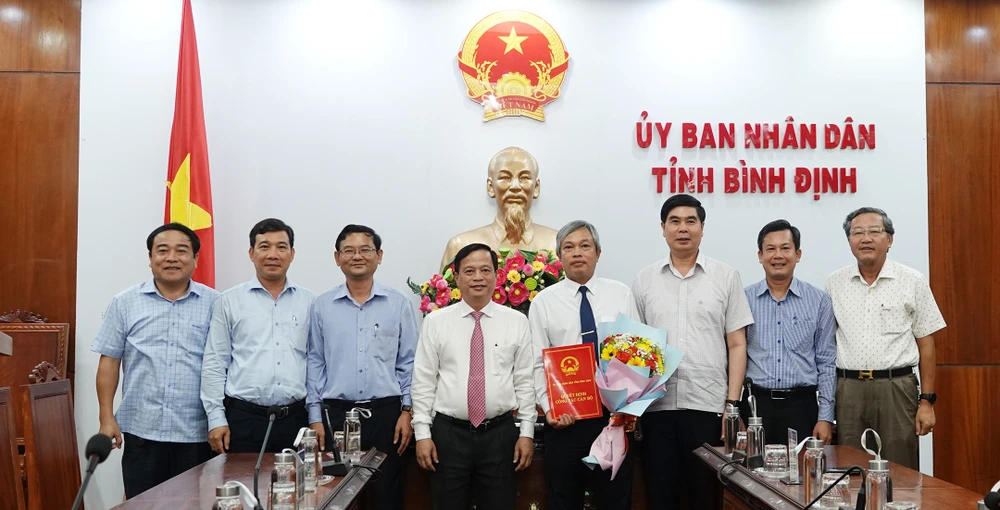 Bình Định: Điều động, luân chuyển 7 cán bộ nhận công tác mới ảnh 2 Bình Định: Điều động, luân chuyển 7 cán bộ nhận công tác mới ảnh 2