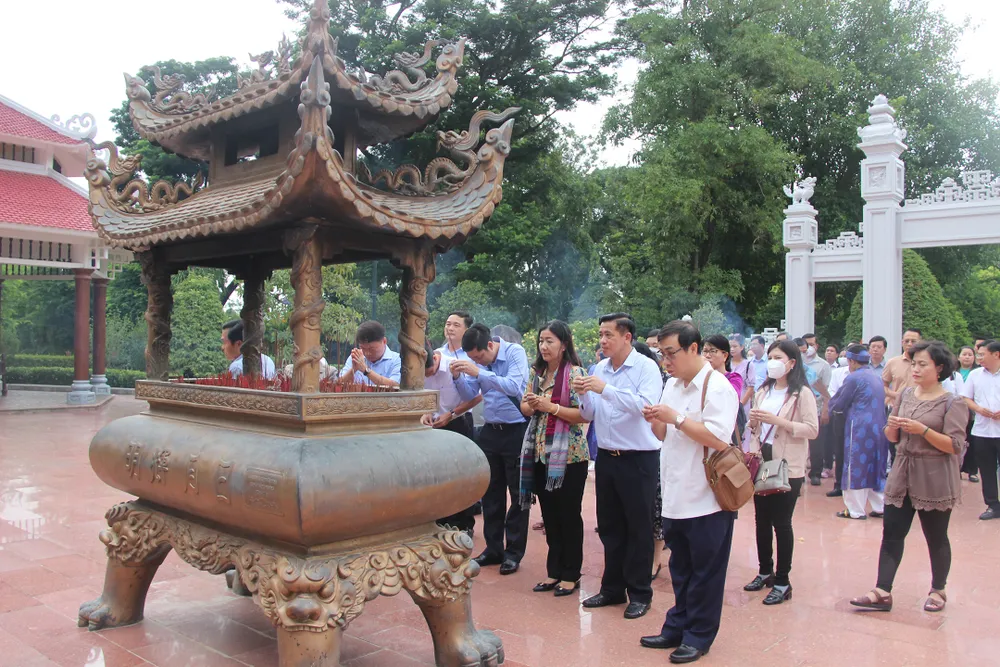 Chủ tịch HĐND TPHCM trao quà cho gia đình cách mạng tại Bình Định ảnh 17