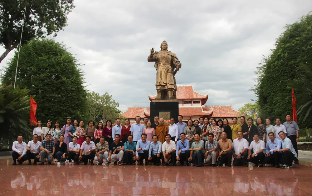 Chủ tịch HĐND TPHCM trao quà cho gia đình cách mạng tại Bình Định ảnh 19