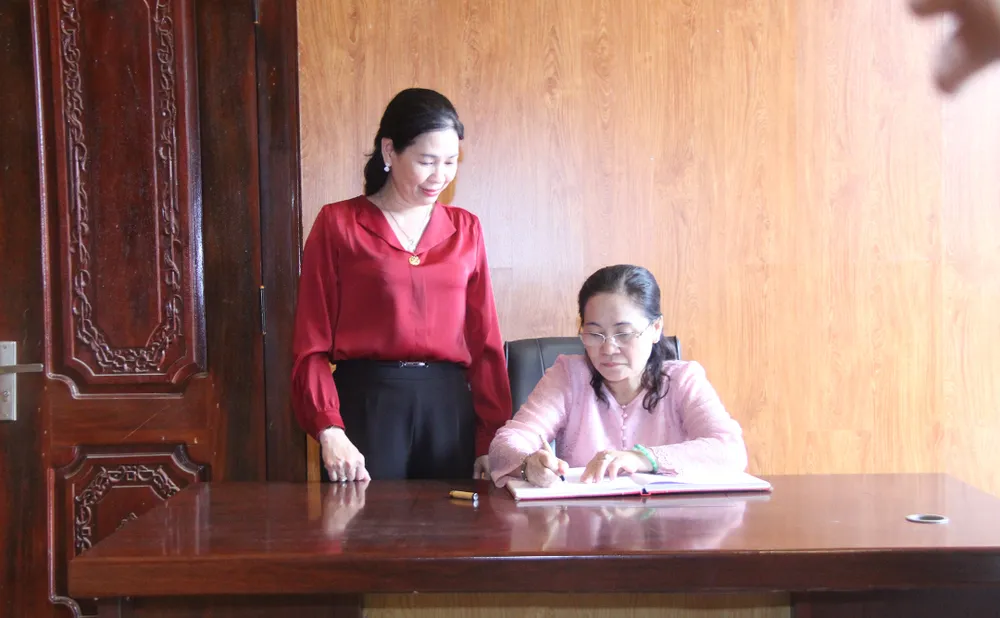 Chủ tịch HĐND TPHCM trao quà cho gia đình cách mạng tại Bình Định ảnh 11