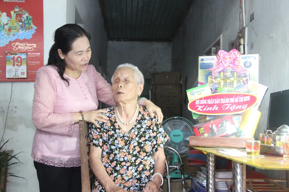 Chủ tịch HĐND TPHCM trao quà cho gia đình cách mạng tại Bình Định ảnh 12