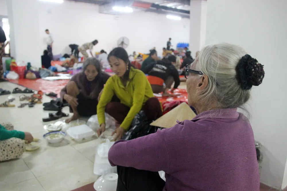 Bên trong khu trú bão đêm của 1.500 người dân ven biển Quảng Ngãi ảnh 5 Bên trong khu trú bão đêm của 1.500 người dân ven biển Quảng Ngãi ảnh 5