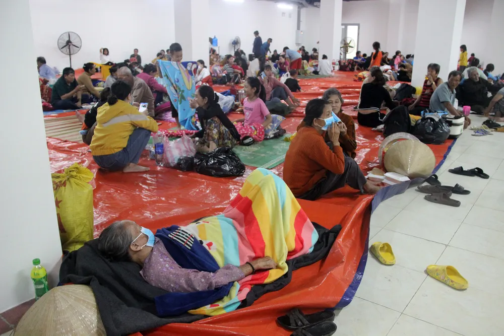 Bên trong khu trú bão đêm của 1.500 người dân ven biển Quảng Ngãi ảnh 3 Bên trong khu trú bão đêm của 1.500 người dân ven biển Quảng Ngãi ảnh 3