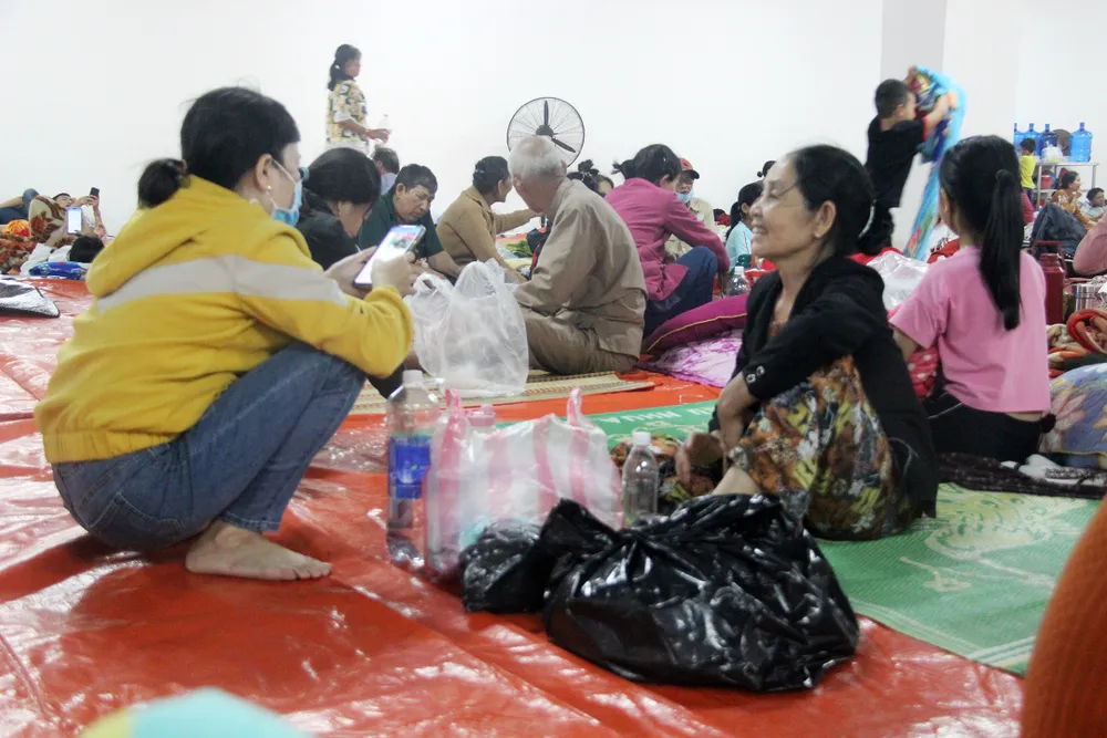 Bên trong khu trú bão đêm của 1.500 người dân ven biển Quảng Ngãi ảnh 16 Bên trong khu trú bão đêm của 1.500 người dân ven biển Quảng Ngãi ảnh 16