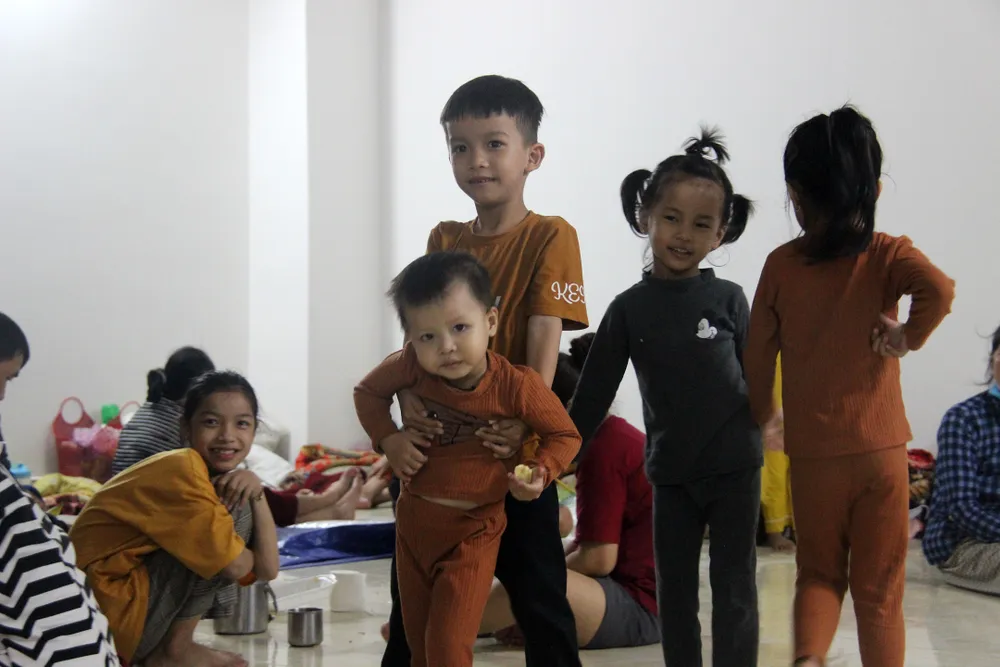 Bên trong khu trú bão đêm của 1.500 người dân ven biển Quảng Ngãi ảnh 12 Bên trong khu trú bão đêm của 1.500 người dân ven biển Quảng Ngãi ảnh 12