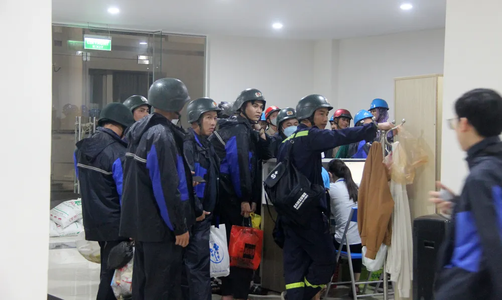 Bên trong khu trú bão đêm của 1.500 người dân ven biển Quảng Ngãi ảnh 20 Bên trong khu trú bão đêm của 1.500 người dân ven biển Quảng Ngãi ảnh 20
