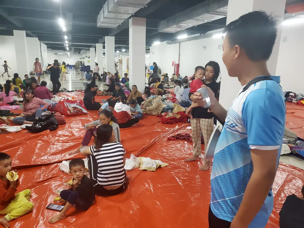 Bên trong khu trú bão đêm của 1.500 người dân ven biển Quảng Ngãi ảnh 2 Bên trong khu trú bão đêm của 1.500 người dân ven biển Quảng Ngãi ảnh 2