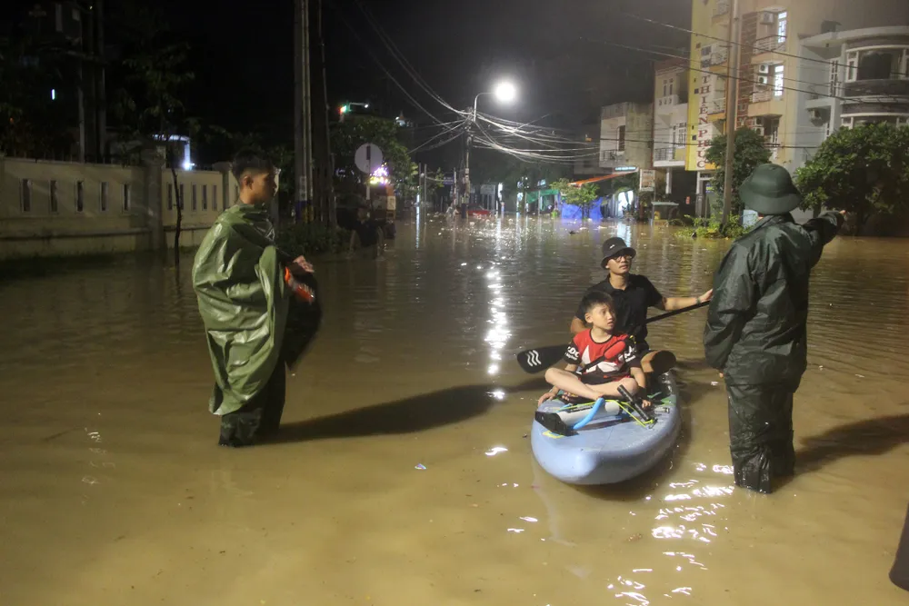 Mưa như trút nước, nhiều khu dân cư tại Quy Nhơn chìm trong “biển nước“ ảnh 3