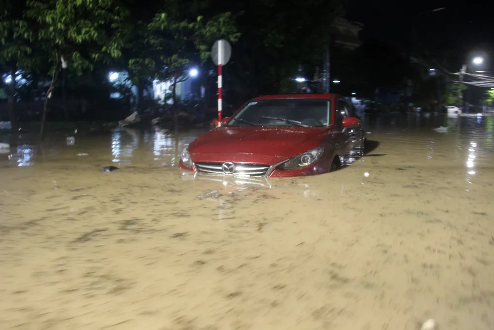 Mưa như trút nước, nhiều khu dân cư tại Quy Nhơn chìm trong “biển nước“ ảnh 12