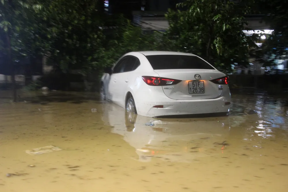 Mưa như trút nước, nhiều khu dân cư tại Quy Nhơn chìm trong “biển nước“ ảnh 13