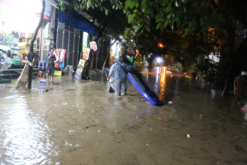 Mưa như trút nước, nhiều khu dân cư tại Quy Nhơn chìm trong “biển nước“ ảnh 5