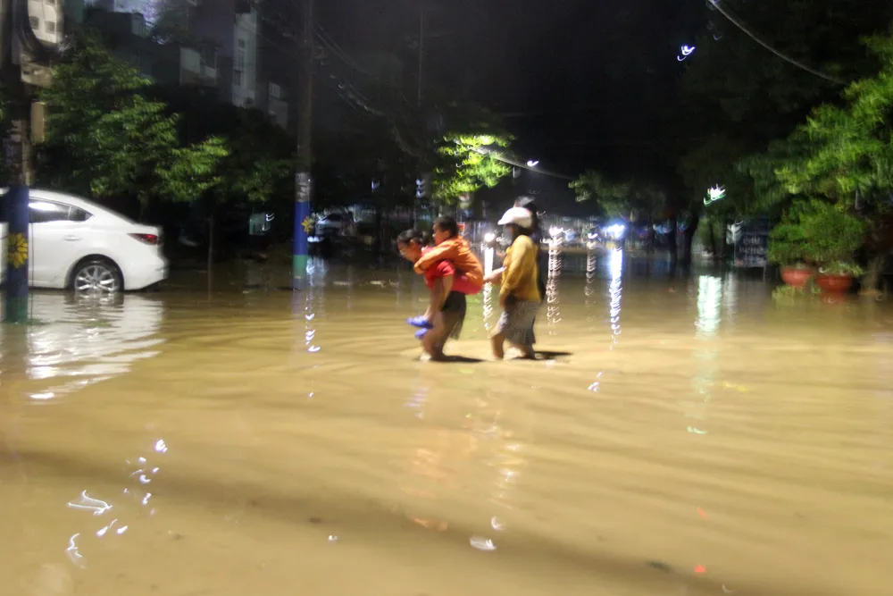Mưa như trút nước, nhiều khu dân cư tại Quy Nhơn chìm trong “biển nước“ ảnh 4