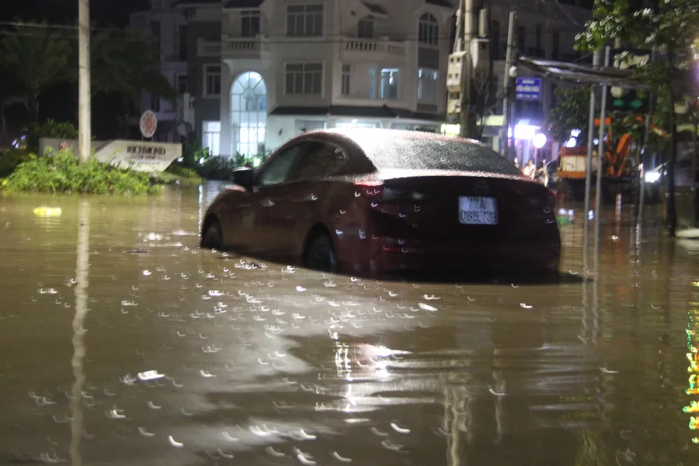Mưa như trút nước, nhiều khu dân cư tại Quy Nhơn chìm trong “biển nước“ ảnh 11
