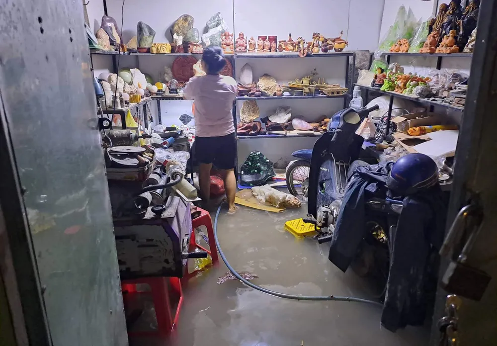 Mưa như trút nước, nhiều khu dân cư tại Quy Nhơn chìm trong “biển nước“ ảnh 6