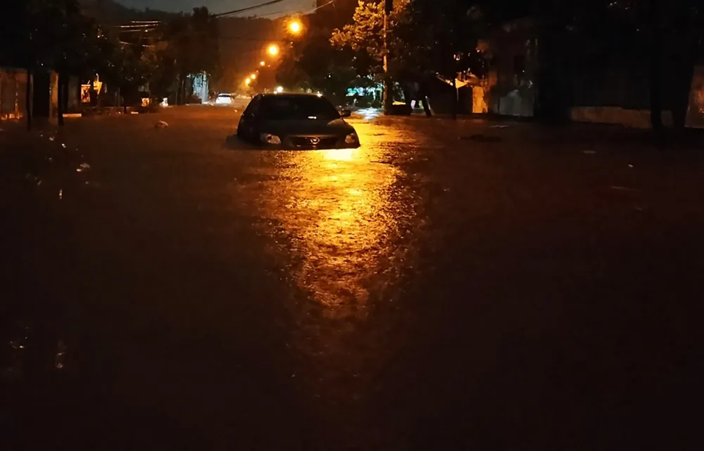 Mưa như trút nước, nhiều khu dân cư tại Quy Nhơn chìm trong “biển nước“ ảnh 1