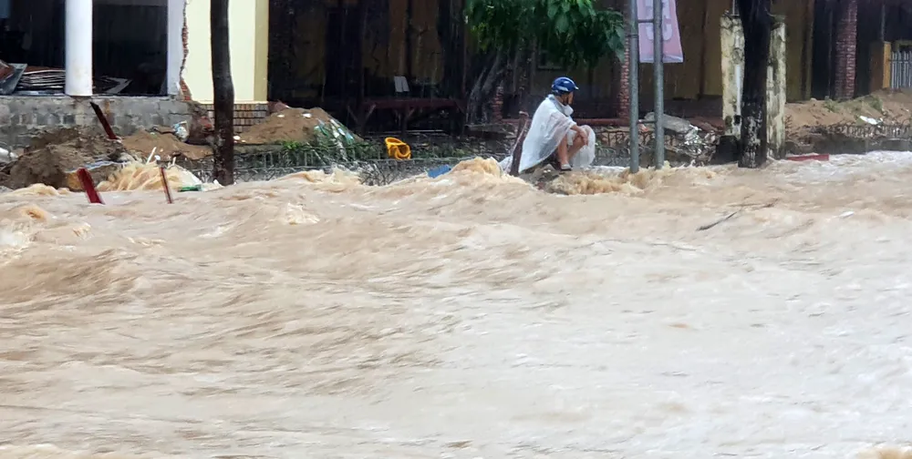  Bình Định: Mưa lớn khiến TP Quy Nhơn ngập nặng  ảnh 7