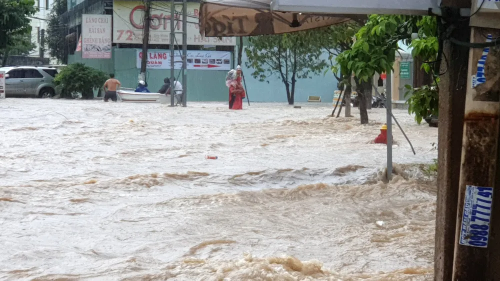  Bình Định: Mưa lớn khiến TP Quy Nhơn ngập nặng  ảnh 14