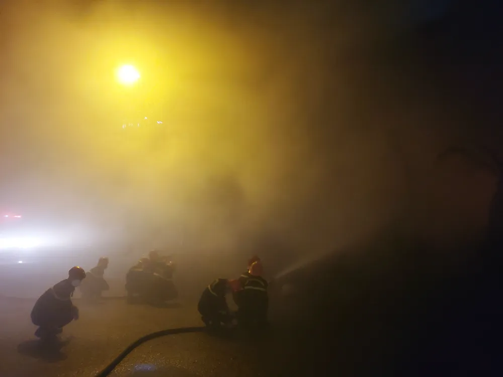 Hàng trăm chiến sĩ trắng đêm khống chế đám cháy lớn ở TP Quy Nhơn ảnh 12