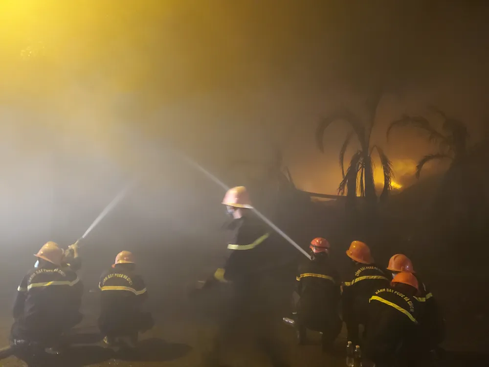 Hàng trăm chiến sĩ trắng đêm khống chế đám cháy lớn ở TP Quy Nhơn ảnh 9