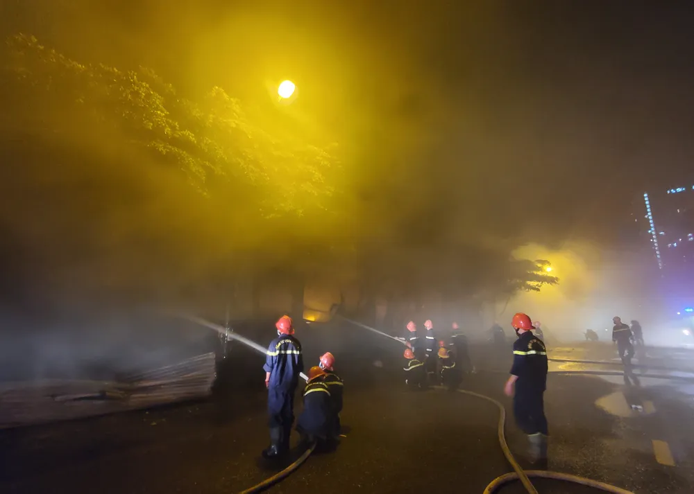 Hàng trăm chiến sĩ trắng đêm khống chế đám cháy lớn ở TP Quy Nhơn ảnh 11