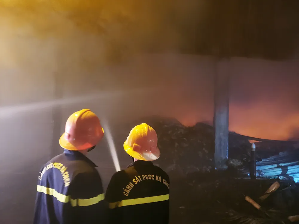 Hàng trăm chiến sĩ trắng đêm khống chế đám cháy lớn ở TP Quy Nhơn ảnh 18