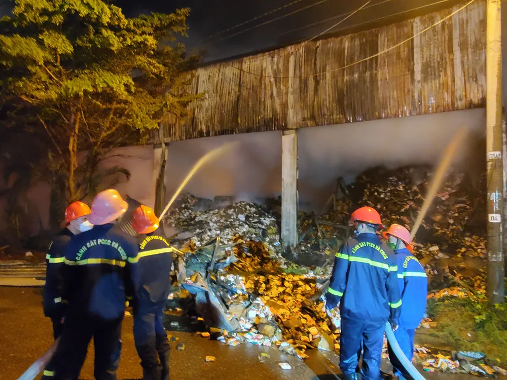 Hàng trăm chiến sĩ trắng đêm khống chế đám cháy lớn ở TP Quy Nhơn ảnh 13