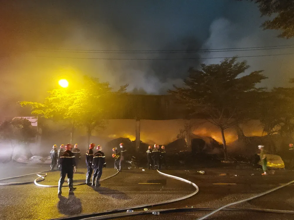 Hàng trăm chiến sĩ trắng đêm khống chế đám cháy lớn ở TP Quy Nhơn ảnh 16