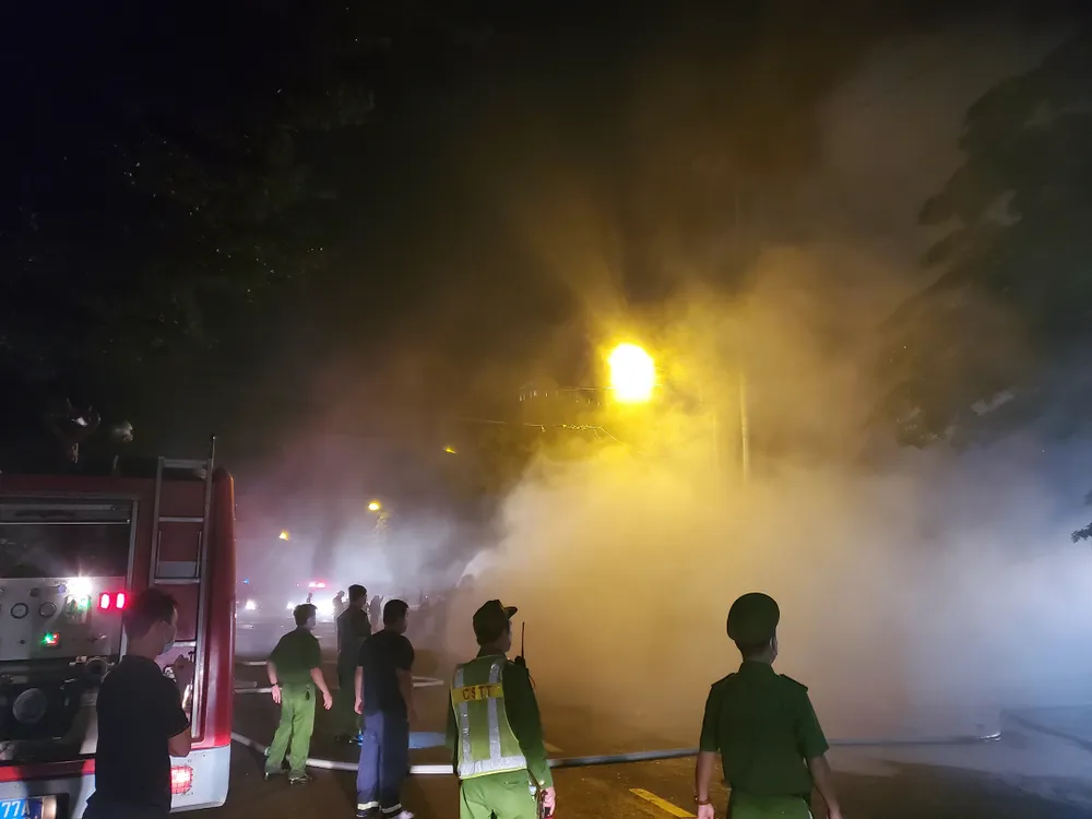 Hàng trăm chiến sĩ trắng đêm khống chế đám cháy lớn ở TP Quy Nhơn ảnh 19
