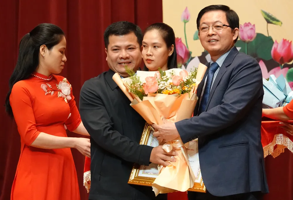 Bí thư Tỉnh ủy Bình Định Hồ Quốc Dũng trao bằng khen tuyên dương tập thể, cá nhân tiêu biểu phòng chống dịch Bí thư Tỉnh ủy Bình Định Hồ Quốc Dũng trao bằng khen tuyên dương tập thể, cá nhân tiêu biểu phòng chống dịch