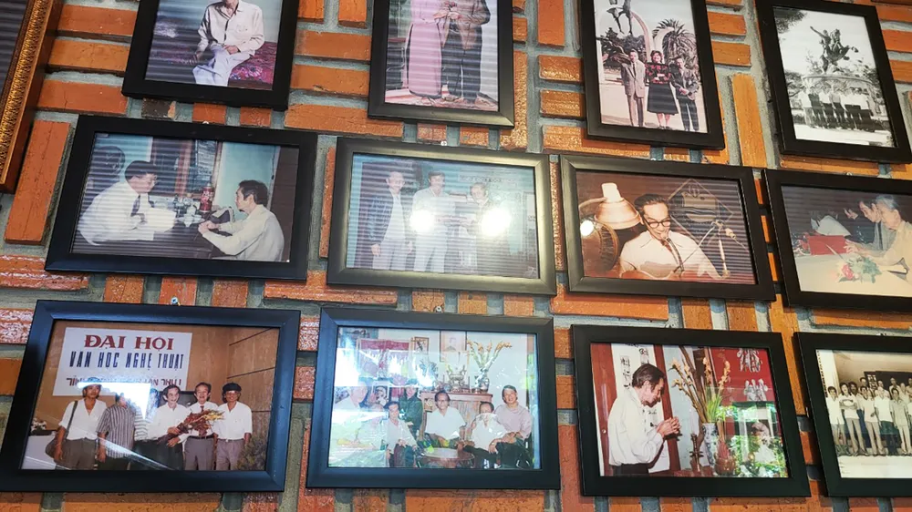Hình ảnh trưng bày về cố thi sĩ Yến Lan