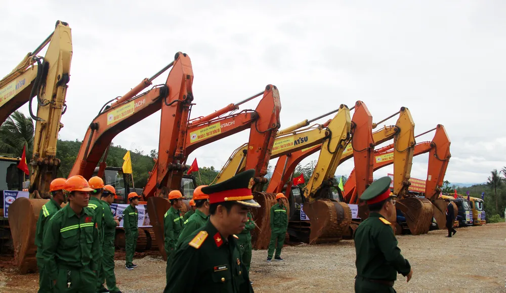 Các đơn vị chức năng tại các điểm cầu chuẩn bị máy móc, phương tiện chuẩn bị lễ khởi công, động thổ tại điểm cầu Bình Định, sáng 1-1-2023. Ảnh: NGỌC OAI Các đơn vị chức năng tại các điểm cầu chuẩn bị máy móc, phương tiện chuẩn bị lễ khởi công, động thổ tại điểm cầu Bình Định, sáng 1-1-2023. Ảnh: NGỌC OAI