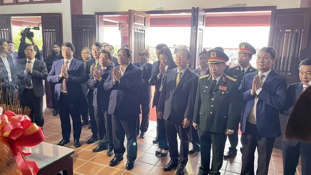 Thủ tướng cùng Đoàn công tác Trung ương đến dâng hương, tưởng niệm cố Thủ tướng Phạm Văn Đồng Thủ tướng cùng Đoàn công tác Trung ương đến dâng hương, tưởng niệm cố Thủ tướng Phạm Văn Đồng