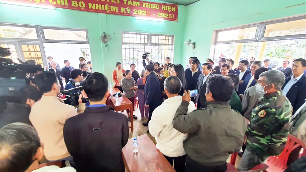 Toàn cảnh buổi tiếp xúc, trò chuyện giữa người dân và Thủ tướng Phạm Minh Chính Toàn cảnh buổi tiếp xúc, trò chuyện giữa người dân và Thủ tướng Phạm Minh Chính