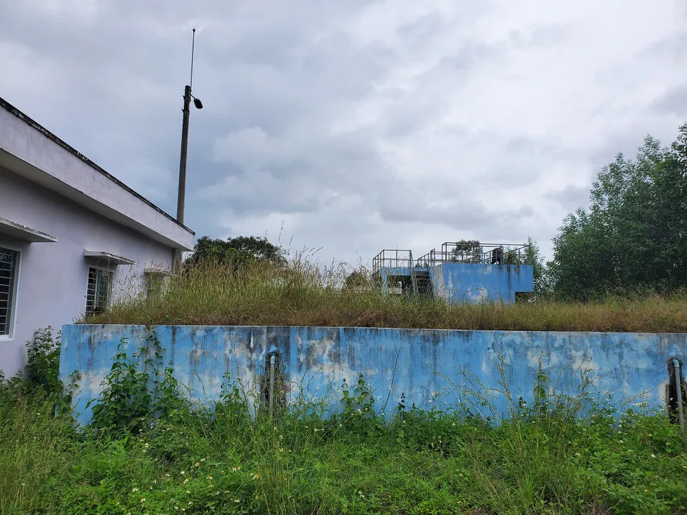 Cỏ dại bủa vây nhà máy nước sạch thị trấn Vân Canh trước đó Cỏ dại bủa vây nhà máy nước sạch thị trấn Vân Canh trước đó