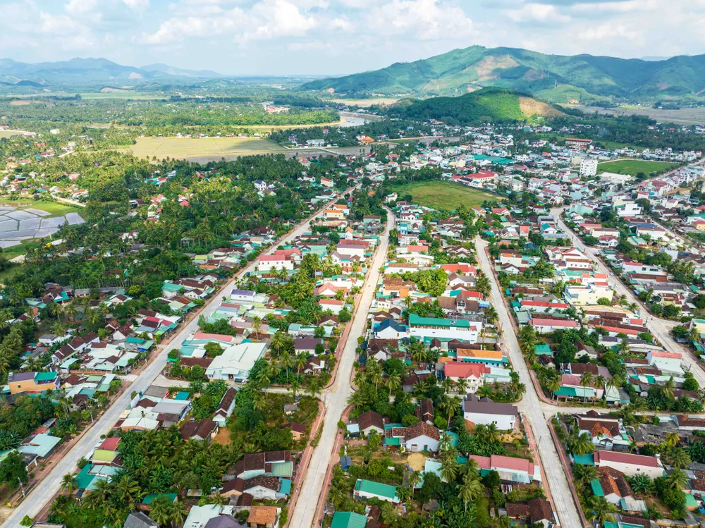 Diện mạo mới nông thôn miền núi Hoài Ân. Ảnh: DŨNG NHÂN