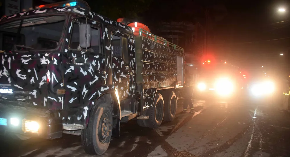 Xe chữa cháy được huy động từ nhiều đơn vị để tham gia dập lửa