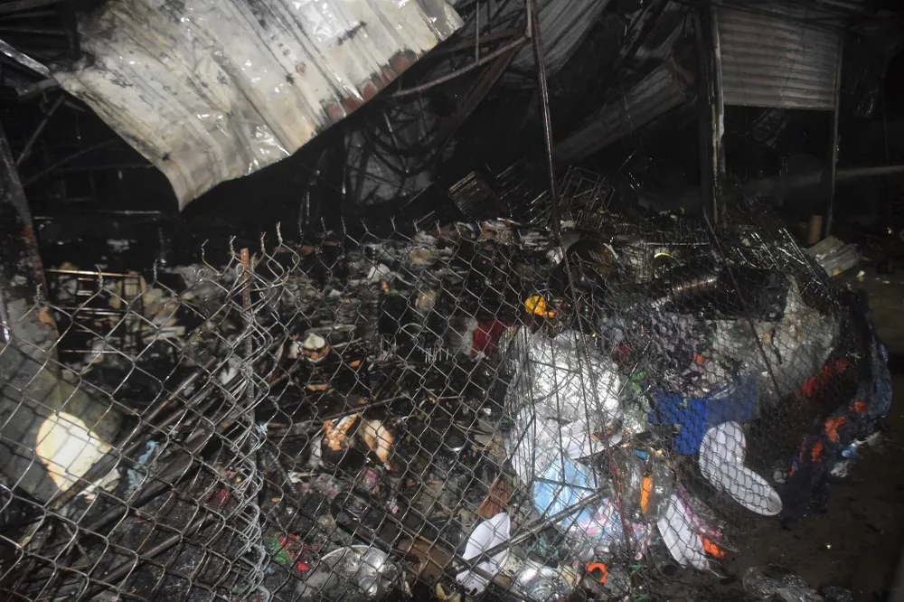 Các gian hàng tiểu thương bị thiêu rụi