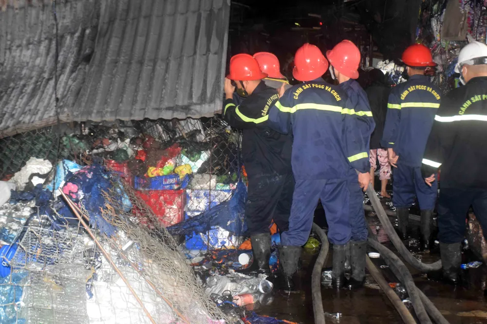 Các chiến sĩ chữa cháy nỗ lực tiếp cận khống chế đám cháy