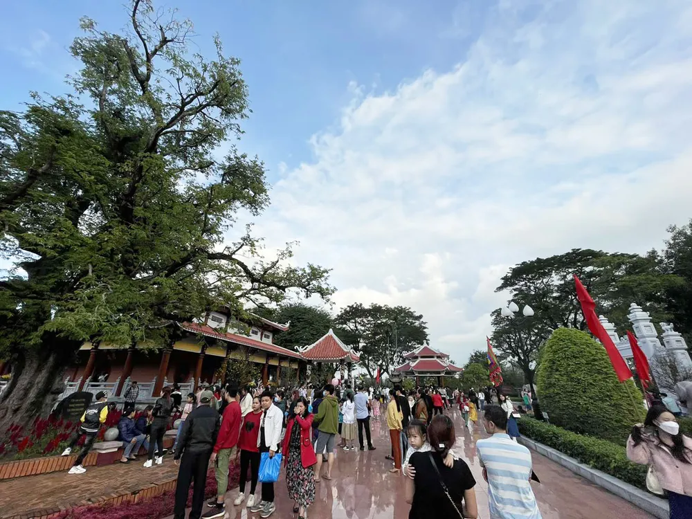 Hàng ngàn người dân, du khách tham quan kỷ niệm Chiến thắng Ngọc Hồi Đống Đa vào chiều mùng 4 tết. Ảnh: NGUYÊN KHÔI