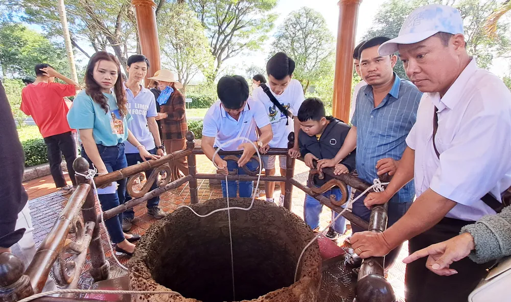 Lấy nước giếng cổ rước lộc đầu năm