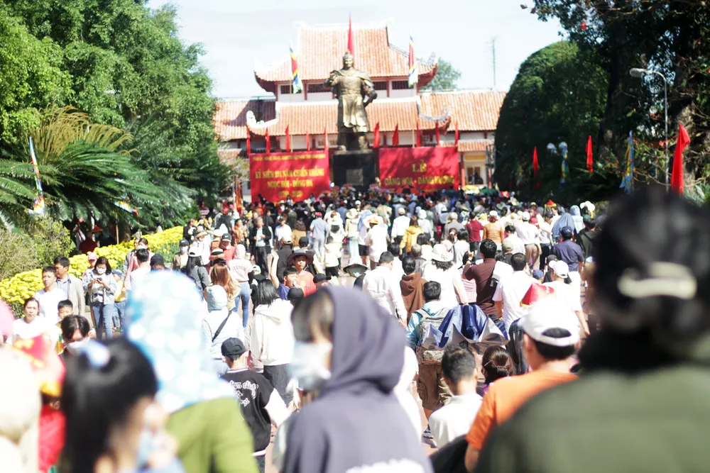 Dòng người đông nghịt đổ đến khuôn viên Bảo tàng Quang Trung để vào phần hội kỷ niệm Chiến thắng Ngọc Hồi - Đống Đa