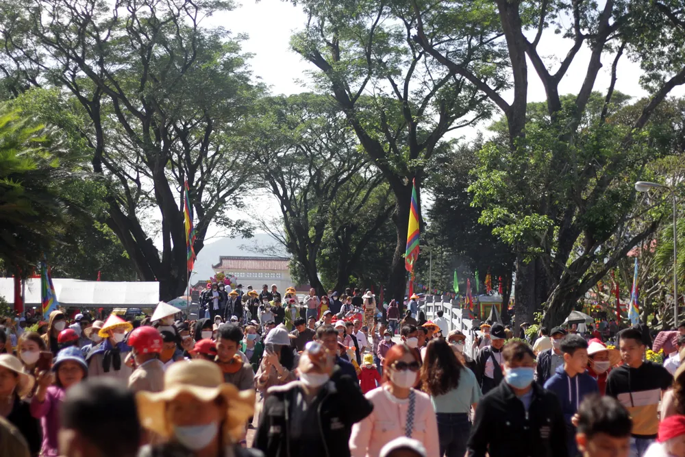 Đến trưa 26-1, dòng người không ngừng đổ đến dự phần hội tưởng niệm chiến thắng nghĩa quân Tây Sơn cách đây 234 năm