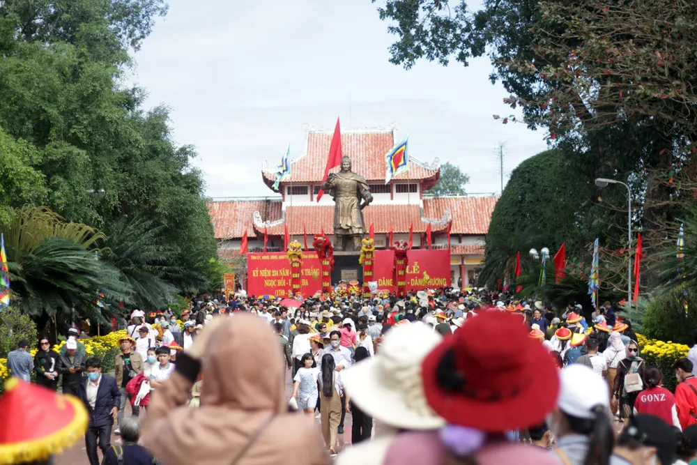 Cảnh dòng người kéo dài ở trung tâm quảng trường trước tượng đài vua Quang Trung